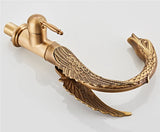 Elegante Waschtischarmatur in Schwanenform mit Wasserfallauslauf aus Messing