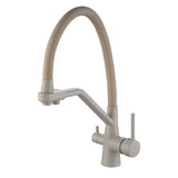 Küchenarmatur mit integriertem Wasserfiltersystem und schwenkbarem Auslauf