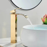 GoldCascade Waschtischarmatur – Gebürstete Goldarmatur für Waschbecken | Eleganter Wasserfallauslauf | Einhebel-Mischbatterie aus Edelstahl