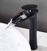 Elegante Waschbeckenarmatur in Weiß mit Wasserfallauslauf und Einhebelmischer