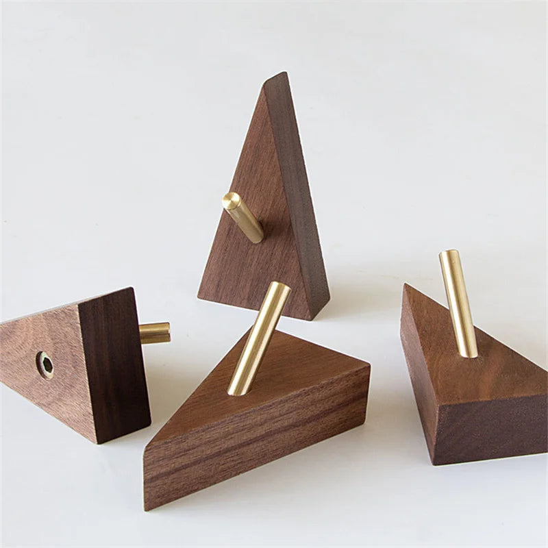 TriLuxe Dreieck Wandhaken – Messing & Massivholz