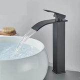 GoldCascade Waschtischarmatur – Gebürstete Goldarmatur für Waschbecken | Eleganter Wasserfallauslauf | Einhebel-Mischbatterie aus Edelstahl
