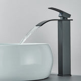 Waschtischarmatur in Schwarz mit Wasserfallauslauf und Einhebelmischer