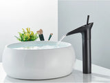 RetroCascade Waschbeckenarmatur Antik – Wasserfall Wasserhahn Messing | Einhebel Mischbatterie Warm & Kalt | Klassisches Bad Design