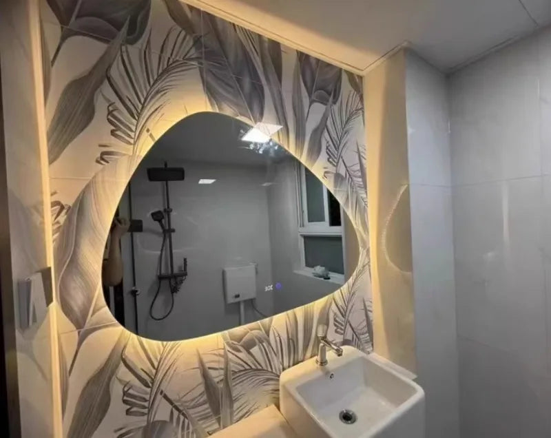 NordiLux Design Badezimmerspiegel – Smarter LED-Wandspiegel mit unregelmäßiger Form und Aluminiumrahmen