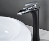 Elegante Waschbeckenarmatur in Weiß mit Wasserfallauslauf und Einhebelmischer