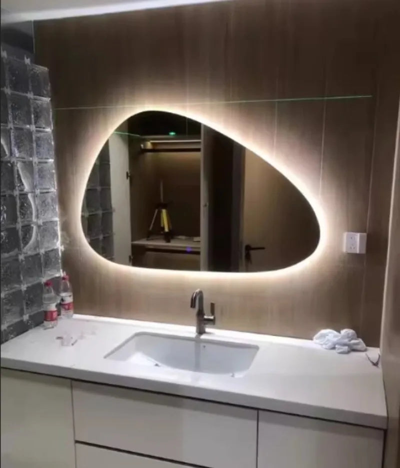 NordiLux Design Badezimmerspiegel – Smarter LED-Wandspiegel mit unregelmäßiger Form und Aluminiumrahmen