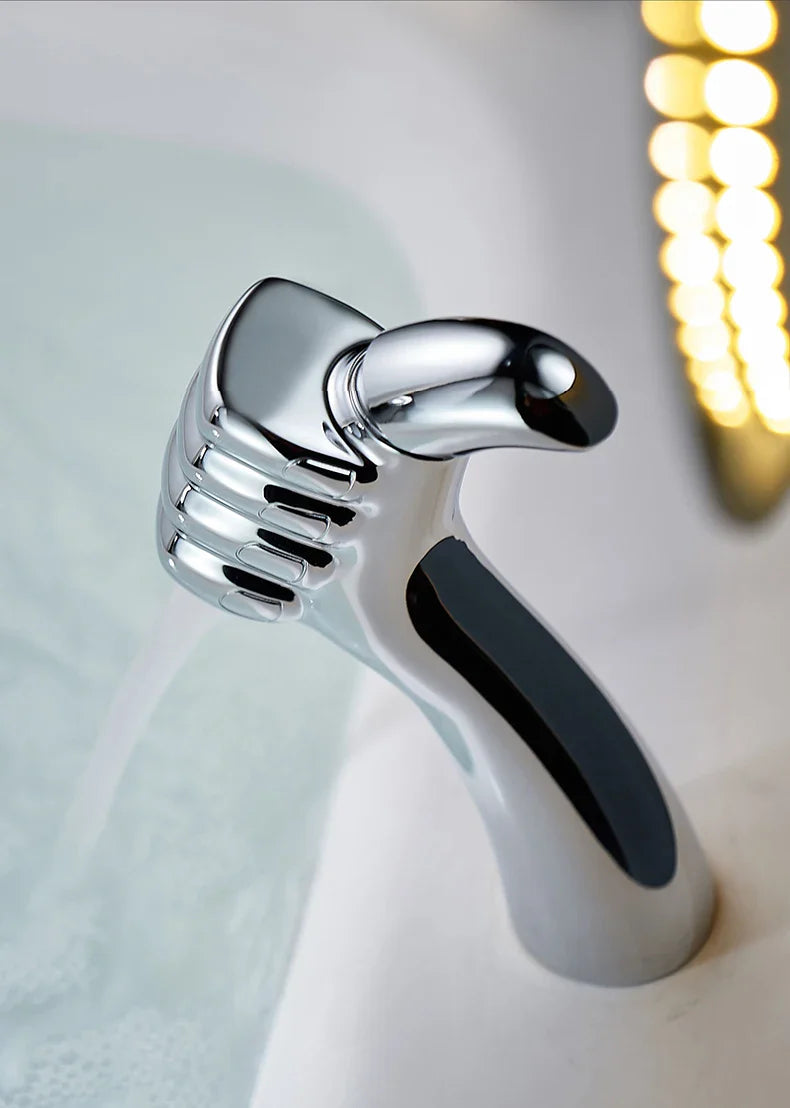 AquaFalls Solo – Wasserfall-Waschtischarmatur aus massivem Messing