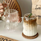RillenGlas Trinkbecher-Set – 2/4 Wiederverwendbare Glasbecher mit Deckel & Trinkhalm | Spülmaschinengeeignet | Für Eiskaffee, Matcha & Saft