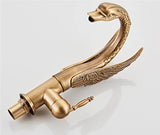 Elegante Waschtischarmatur in Schwanenform mit Wasserfallauslauf aus Messing