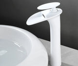 Elegante Waschbeckenarmatur in Weiß mit Wasserfallauslauf und Einhebelmischer