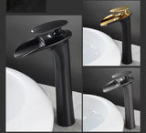 Elegante Waschbeckenarmatur in Weiß mit Wasserfallauslauf und Einhebelmischer