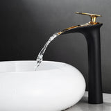 Elegante Waschbeckenarmatur in Weiß mit Wasserfallauslauf und Einhebelmischer