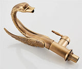 Elegante Waschtischarmatur in Schwanenform mit Wasserfallauslauf aus Messing