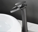 Elegante Waschbeckenarmatur in Weiß mit Wasserfallauslauf und Einhebelmischer