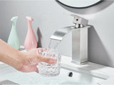 GoldCascade Waschtischarmatur – Gebürstete Goldarmatur für Waschbecken | Eleganter Wasserfallauslauf | Einhebel-Mischbatterie aus Edelstahl