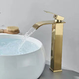 GoldCascade Waschtischarmatur – Gebürstete Goldarmatur für Waschbecken | Eleganter Wasserfallauslauf | Einhebel-Mischbatterie aus Edelstahl