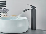 GoldCascade Waschtischarmatur – Gebürstete Goldarmatur für Waschbecken | Eleganter Wasserfallauslauf | Einhebel-Mischbatterie aus Edelstahl