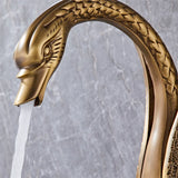 Elegante Waschtischarmatur in Schwanenform mit Wasserfallauslauf aus Messing