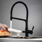 Küchenarmatur mit integriertem Wasserfiltersystem und schwenkbarem Auslauf