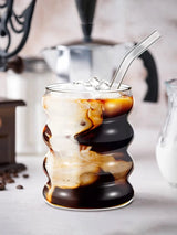 RetroRille Trinkgläser 4er-Set – Strukturierte Glasbecher mit Trinkhalmen | Transparente Rillengläser im Vintage-Stil | Für Kaffee, Saft & Feiern