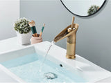 RetroCascade Waschbeckenarmatur Antik – Wasserfall Wasserhahn Messing | Einhebel Mischbatterie Warm & Kalt | Klassisches Bad Design