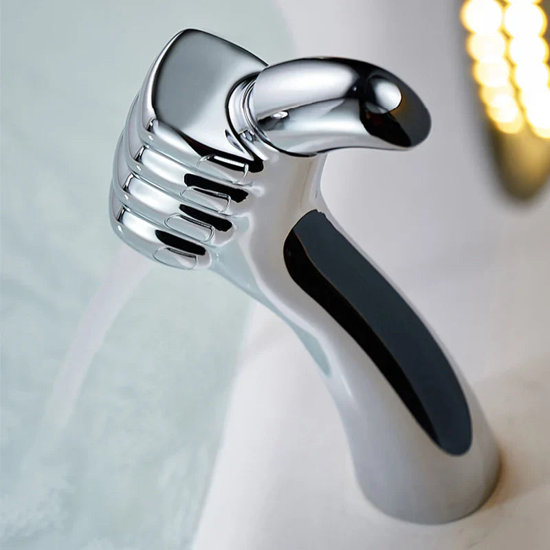 AquaFalls Solo – Wasserfall-Waschtischarmatur aus massivem Messing