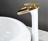 Elegante Waschbeckenarmatur in Weiß mit Wasserfallauslauf und Einhebelmischer