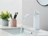 GoldCascade Waschtischarmatur – Gebürstete Goldarmatur für Waschbecken | Eleganter Wasserfallauslauf | Einhebel-Mischbatterie aus Edelstahl