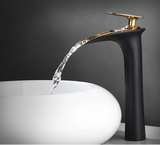 Elegante Waschbeckenarmatur in Weiß mit Wasserfallauslauf und Einhebelmischer