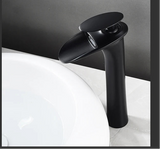 Elegante Waschbeckenarmatur in Weiß mit Wasserfallauslauf und Einhebelmischer