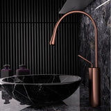RoséFlow Waschbeckenarmatur – Gebürstetes Roségold Wasserhahn | Warm & Kalt Mischbatterie | Drehbarer Luxus Wasserhahn