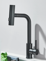 Elegante Küchenarmatur mit Ausziehbrause und Wasserfallauslauf