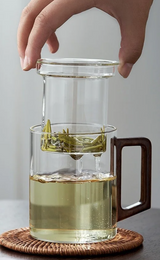 TeeMoment Aufgussbecher – 500-ml-Teeglas mit Sieb & Deckel | Hitzebeständiges Borosilikatglas mit Holzgriff | Für Losen Tee & Kaffee